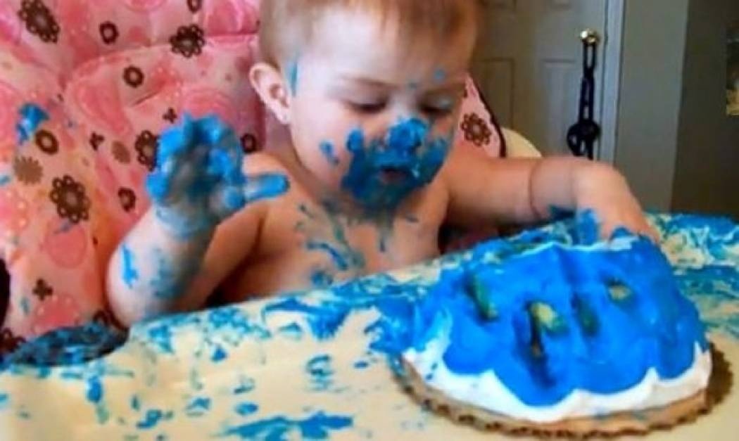 Απίθανο βίντεο: Έγινε… μπλε από την τούρτα του!