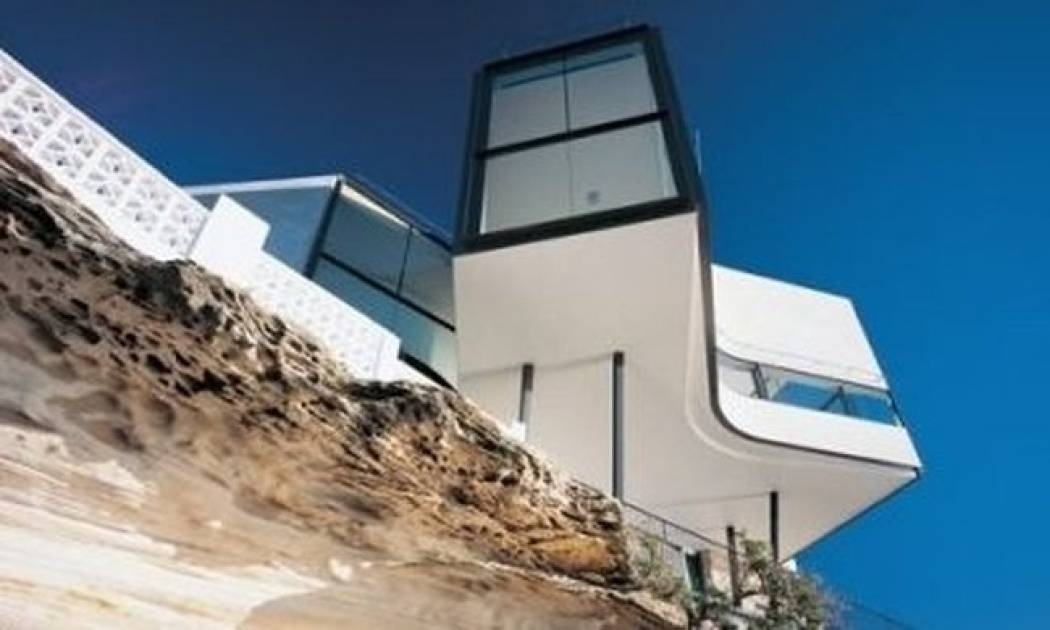 To σπίτι στο χείλος του γκρεμού!