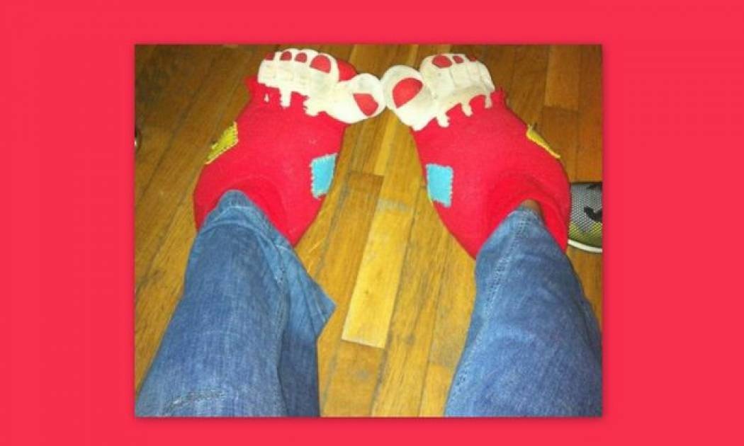 Ποια Ελληνίδα «σεξοβόμβα» φόρεσε αυτά τα καλτσάκια;