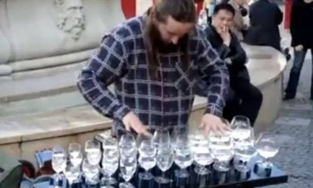 Eκπληκτικό: Πώς να παίξεις μουσική με... ποτήρια! (video)