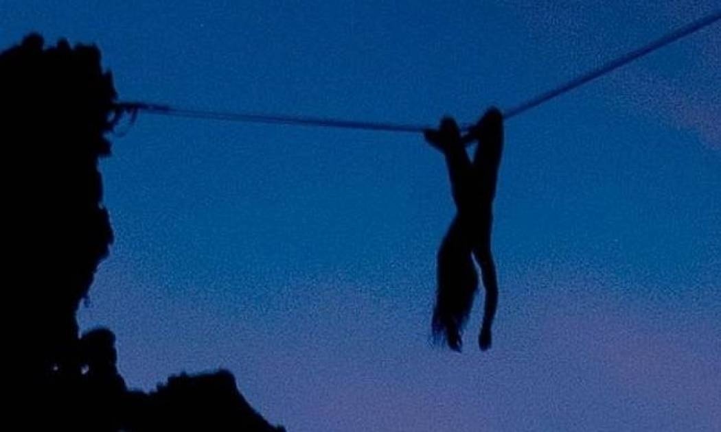 Περπάτησε... γυμνή πάνω σε ένα σκοινί σε ύψος 35 μέτρα (pics)