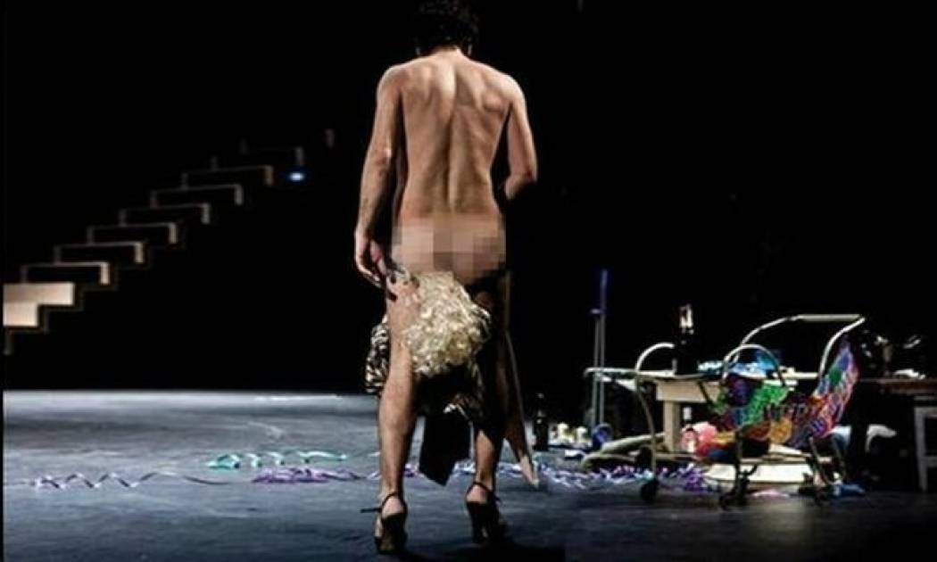 Έλληνας ηθοποιός εμφανίζεται on stage γυμνός