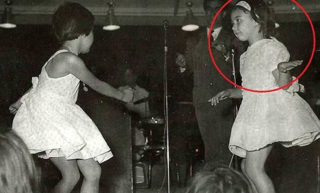 Ποια γνωστή ηθοποιός είναι το κοριτσάκι που δίνει ρεσιτάλ στο χορό;