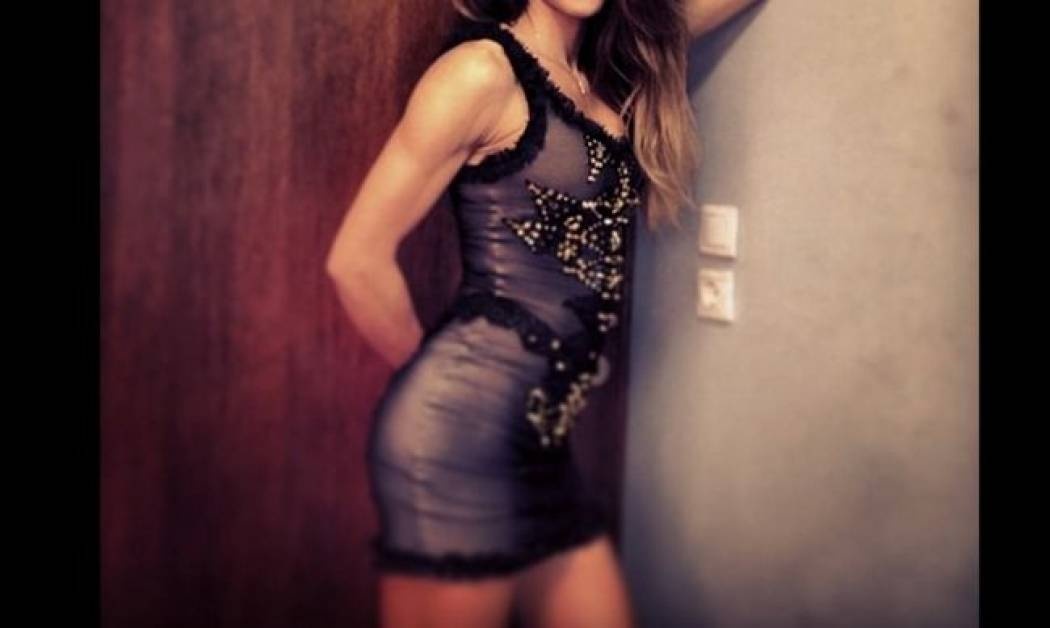 Ποζάρει και αναστατώνει τους θαυμαστές της, η γνωστή Ελληνίδα τραγουδίστρια (Ποια είναι;)