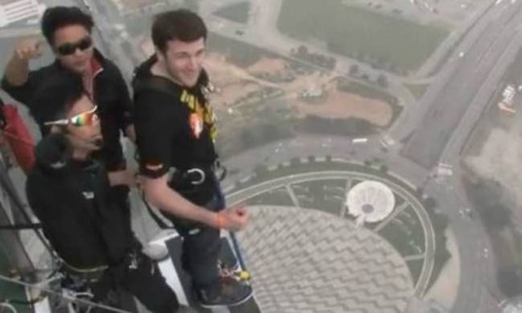 Απίστευτο βίντεο: Κάνει bungee jumping από τα 233 μέτρα!