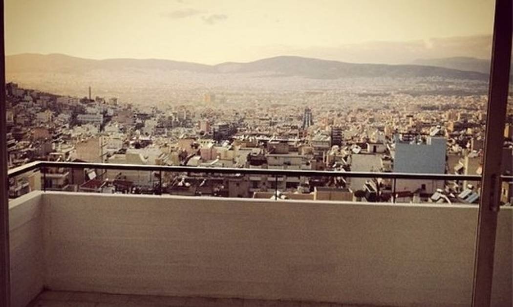 Ποια παρουσιάστρια μας δείχνει τη θέα από το μπαλκόνι της;