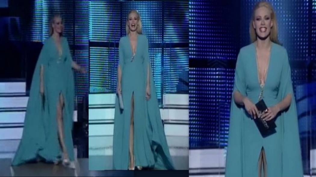 Η Ζέτα Μακρυπούλια με τυρκουάζ μανδύα στον ημιτελικό του «Dancing»