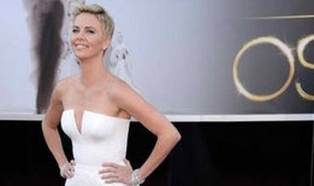 Η Σαρλίζ συμβουλεύει: "Κορίτσια, κόψτε τα μαλλιά σας"