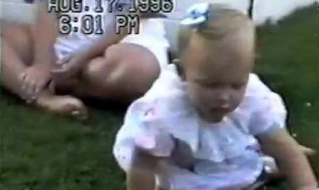 Δεν φαντάζεστε πού κάθεται αυτό το χαριτωμένο κοριτσάκι!