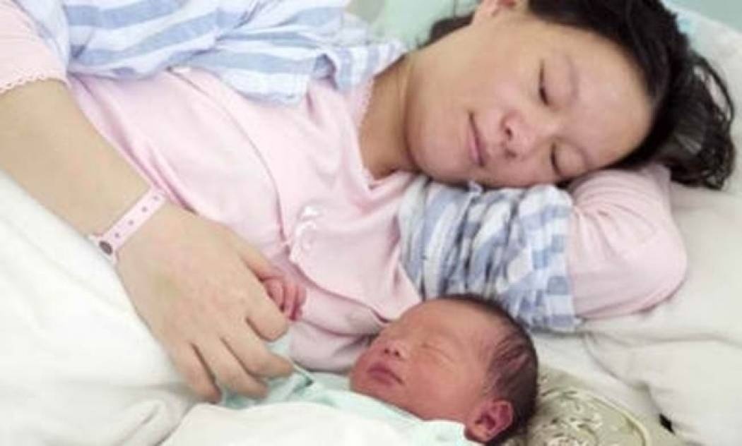 Αληθινή ιστορία: Γυναίκα έφερε μόνη της στον κόσμο το παιδί της μέσα σε νοσοκομείο