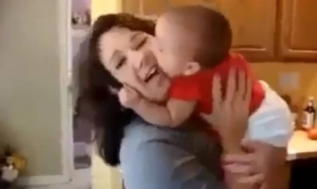 Μα τι κάνει αυτό το μωρό;