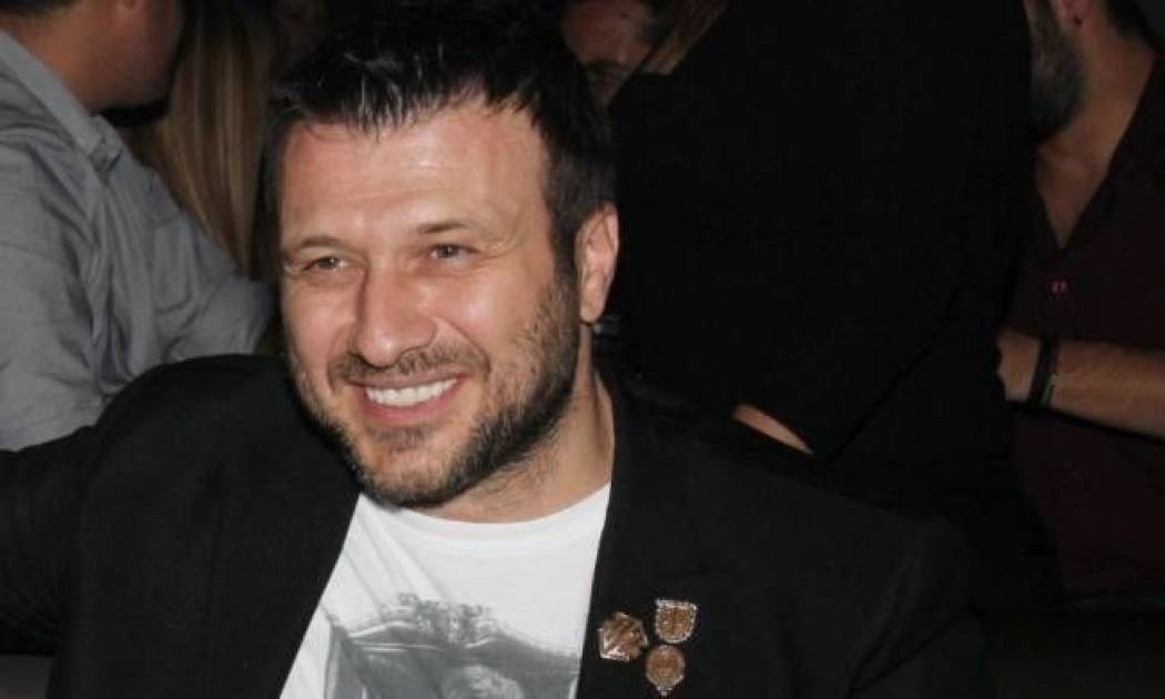 Ο Γιάννης Πλούταρχος τραγουδά για τα παιδιά στο Μέγαρο!