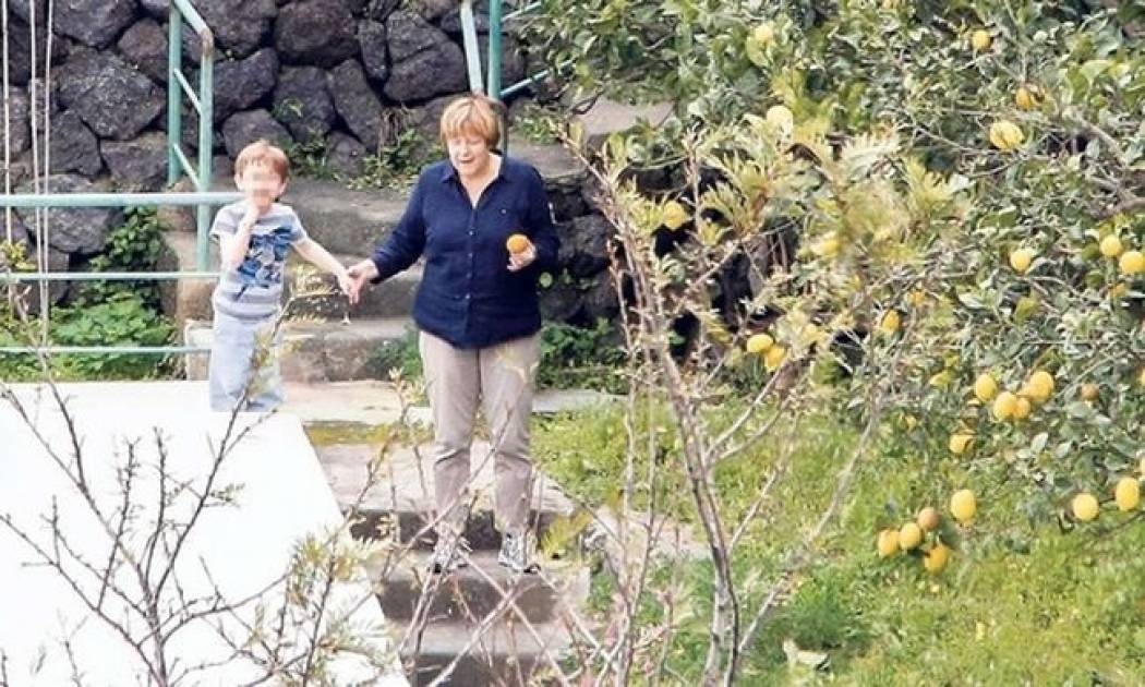 Μέρκελ: Μετά τις γυμνές φωτογραφίες τώρα… ντυμένη παίζει με τα εγγόνια του συζύγου της