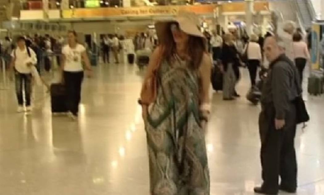 Δέσποινα Βανδή: Στο αεροδρόμιο φορώντας ρούχα από την προσωπική της συλλογή