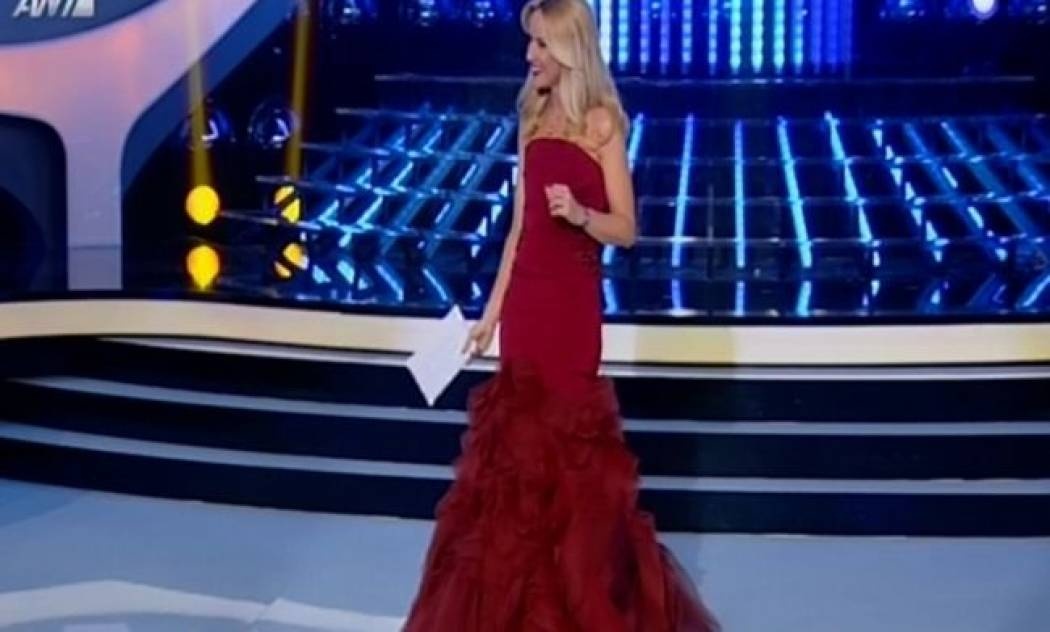 «Your face sounds familiar»: Η έναρξη του αποψινού σόου και η κατακόκκινη τουαλέτα της Μαρίας Μπεκατώρου