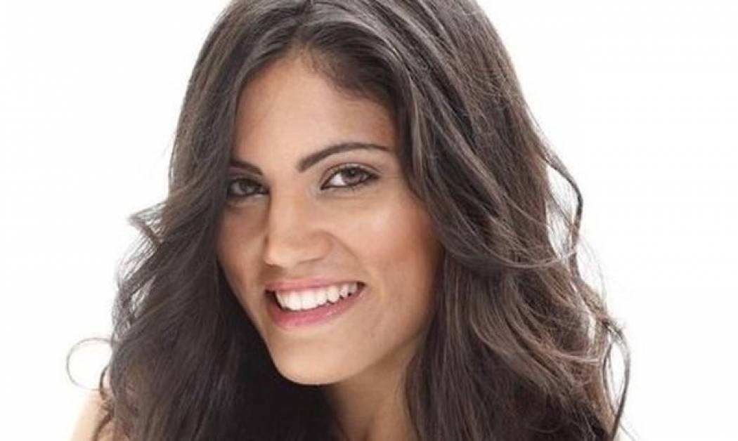 Απολαυστικό βίντεο: Δείτε τη Μαίρη Συνατσάκη ντυμένη αστυνομικίνα να κρατά μαστίγιο!