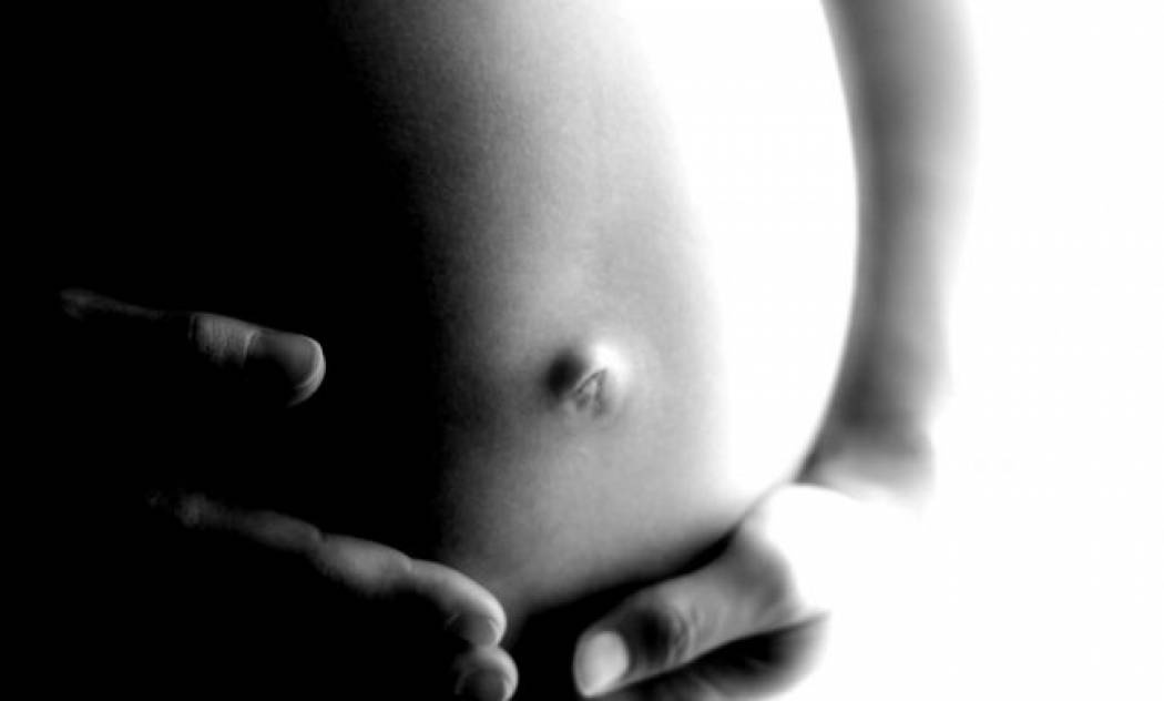 Εγκυμοσύνη: Τι συμβαίνει όταν νιώθω να «πετρώνει» η κοιλιά μου;