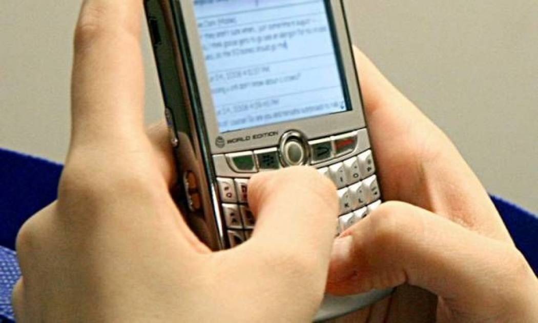 Χαμός στο YouTube: Σαουδάραβας στέλνει SMS καθισμένος στο...