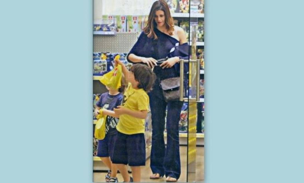 Άννα Μαρία Παπαχαραλάμπους: Για ψώνια με τους γιους της