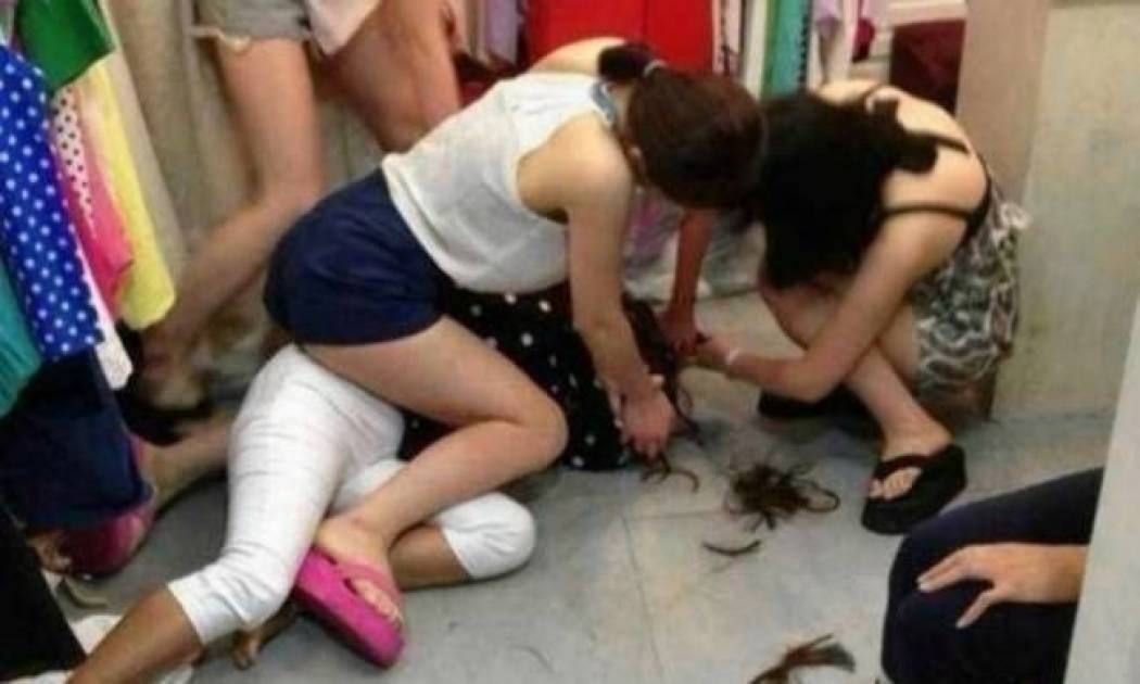 Απίστευτο βίντεο: Την έπιασαν να κλέβει και την κούρεψαν!