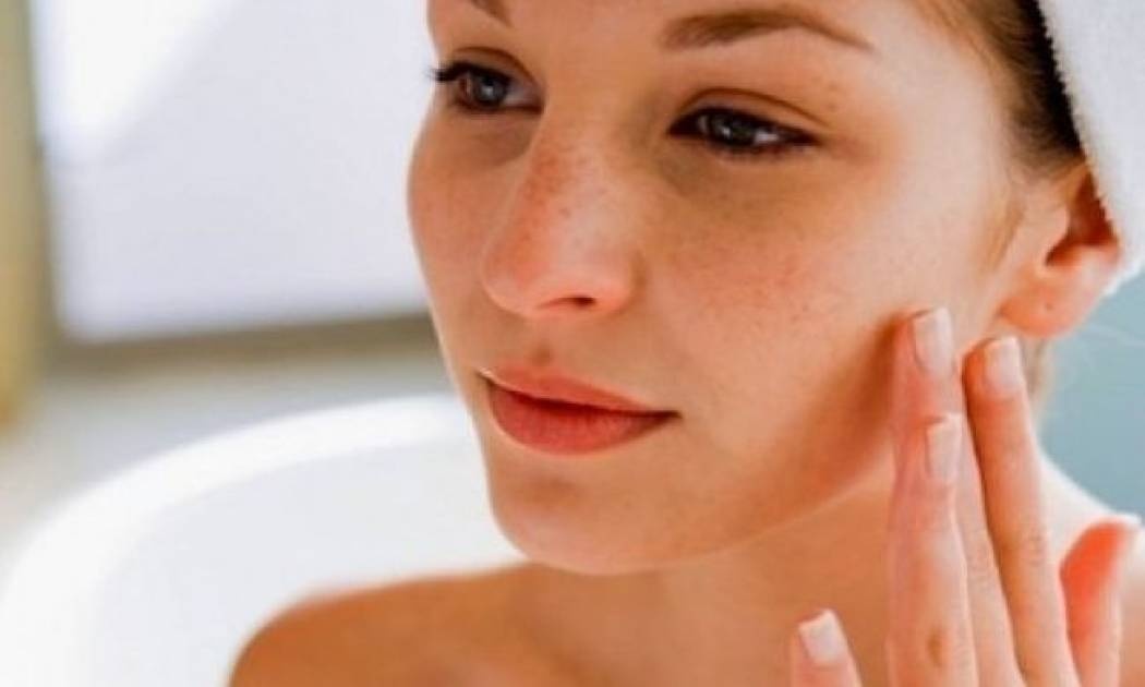 Οι καλύτερες κινήσεις για να απαλλαγείτε από το λιπαρό δέρμα