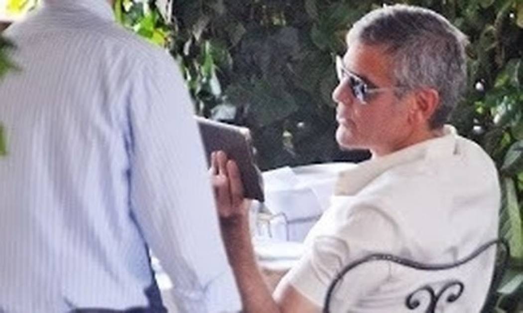 Ο Clooney είναι εργένης και το… γιορτάζει!