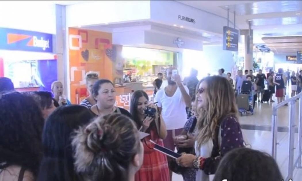 Άννα Βίσση: Η έκπληξη που ετοίμασαν οι θαυμαστές της μόλις έφτασε στην Κύπρο