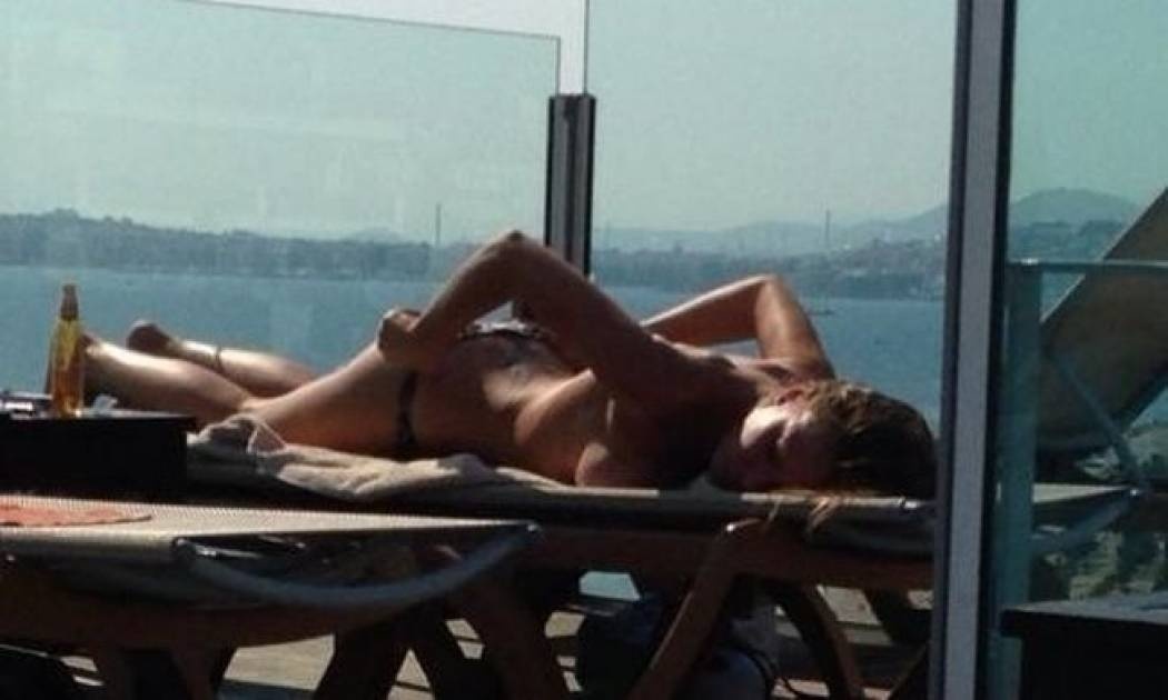 Μαρίνα Σάζη: Η καυτή τραγουδίστρια βγάζει το μαγιό της μπροστά στον φακό μας…(Nassos Blog)