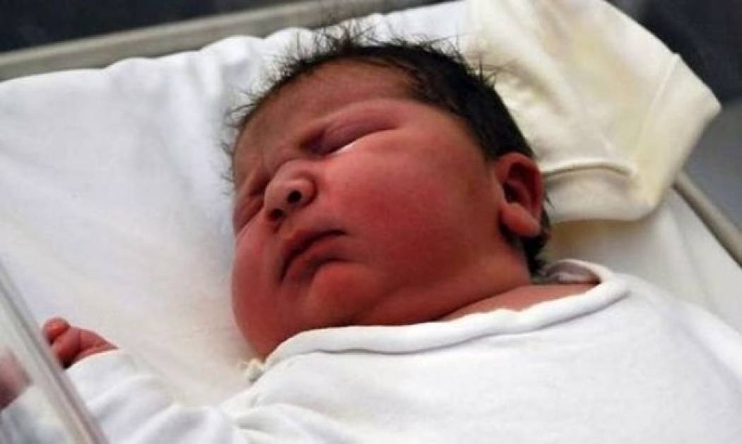 Το πιο υπέρβαρο μωρό γεννήθηκε με φυσιολογικό τοκετό στην Ισπανία και ζυγίζει 6,2 κιλά.