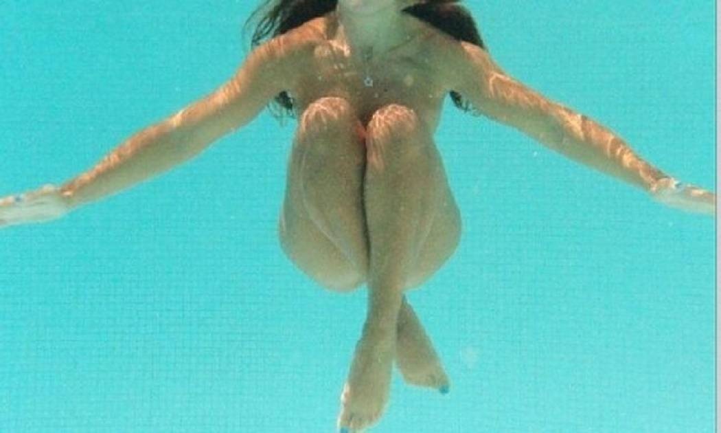 Γυμνή στην πισίνα η…