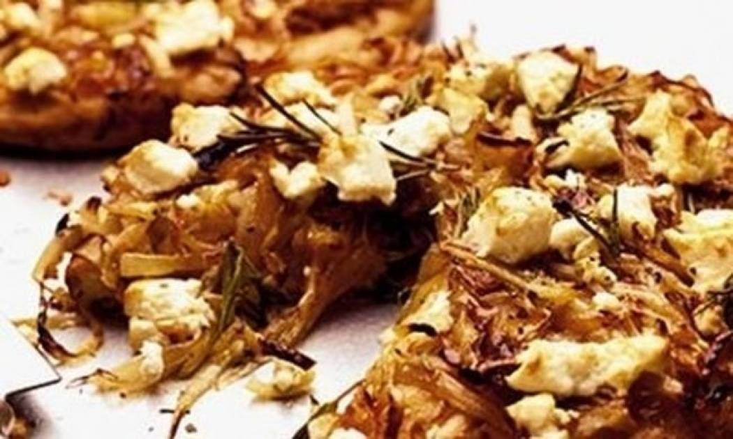 Πεντανόστιμη πίτσα με 4 τυριά και καραμελωμένα κρεμμύδια