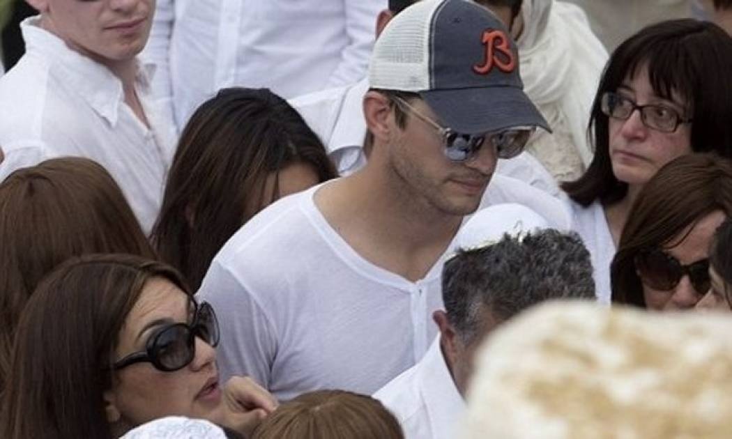 Ashton kutcher: Συγκινημένος στην κηδεία του ηγέτη της Καμπάλα