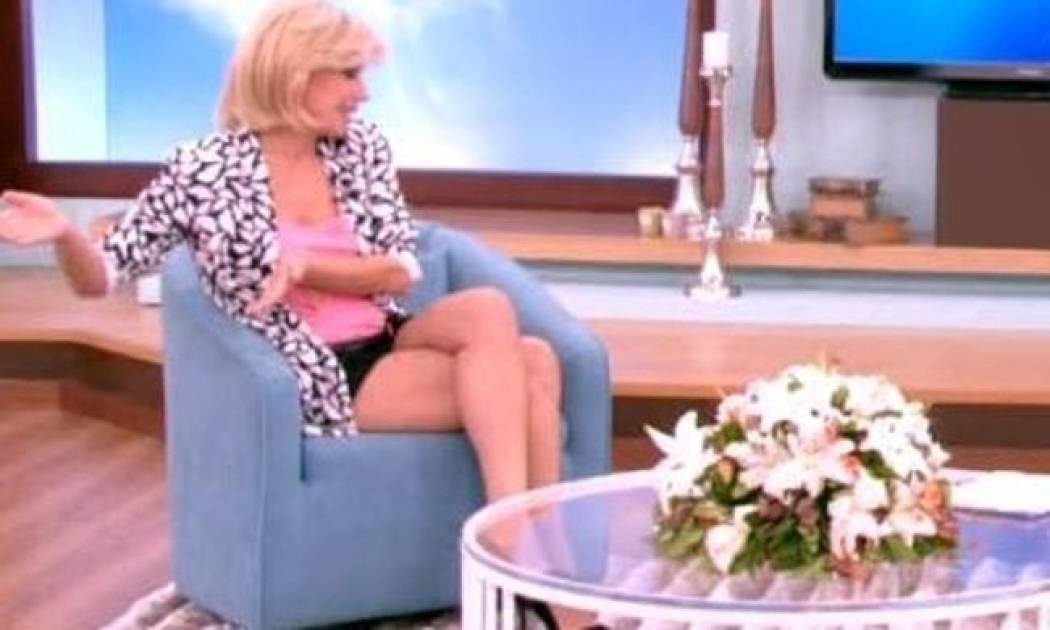 Φορά ή δεν φορά η Καραβάτου σορτσάκι; Ιδού η απορία!