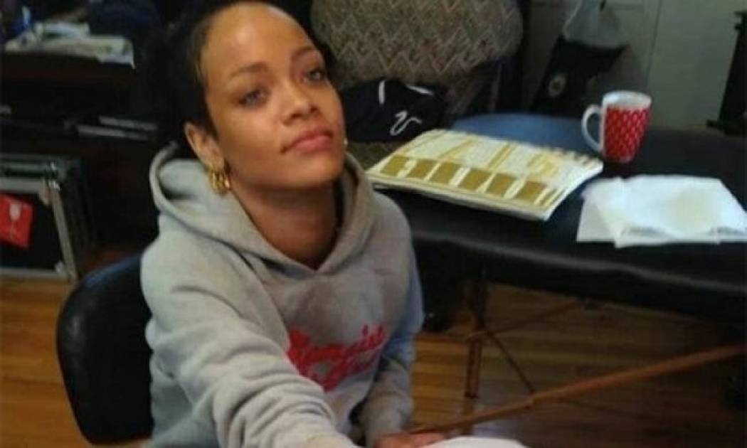 Δείτε τη Rihanna να κάνει παραδοσιακό μαορί τατουάζ στη Ν. Ζηλανδία!(video)