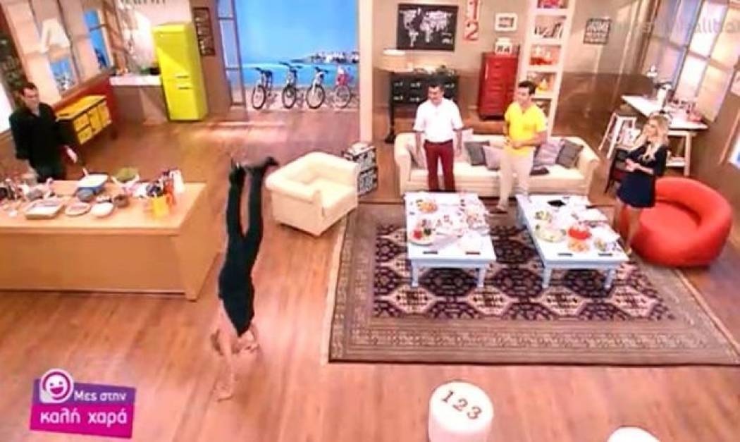 Η Κατερίνα Καραβάτου έκανε… ενόργανη γυμναστική στο πλατό του «Μες στην καλή χαρά»!