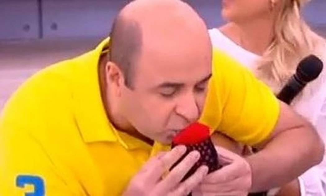 Ο Μάρκος Σεφερλής φιλά το πόδι της…