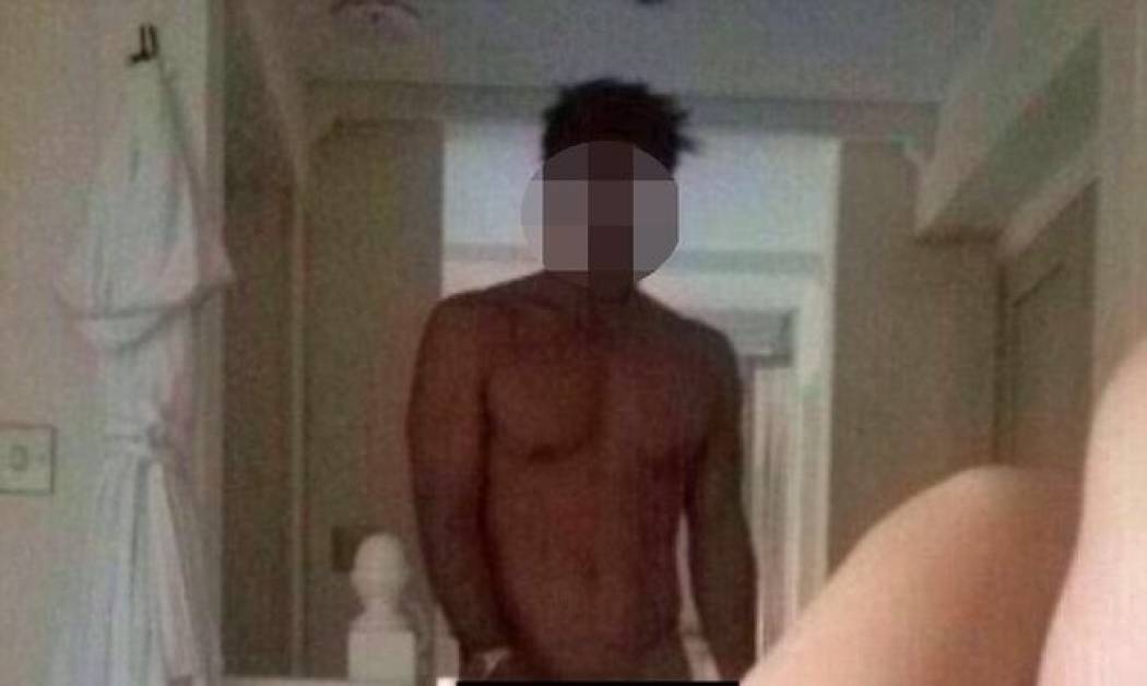 Η φωτογραφία γυμνού παίκτη ριάλιτι, που κάνει το γύρο του διαδικτύου!