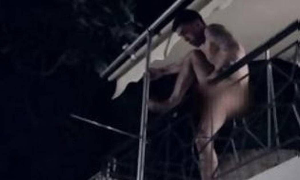 Video: Καραγκιοζιλίκι. Ο Tus πηδάει γυμνός στην αυλή αφού ο κερατάς τους έπιασε στα πράσα (Nassos blog)
