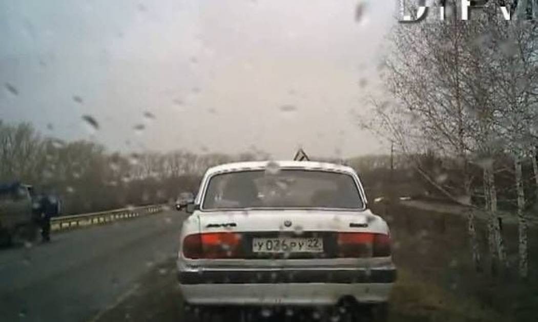 Bίντεο-σοκ: Τύχη βουνό είχε ένας ηλικιωμένος