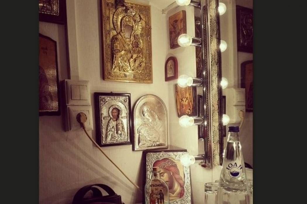 Ποιος τραγουδιστής έχει εικονοστάσι στο καμαρίνι του;