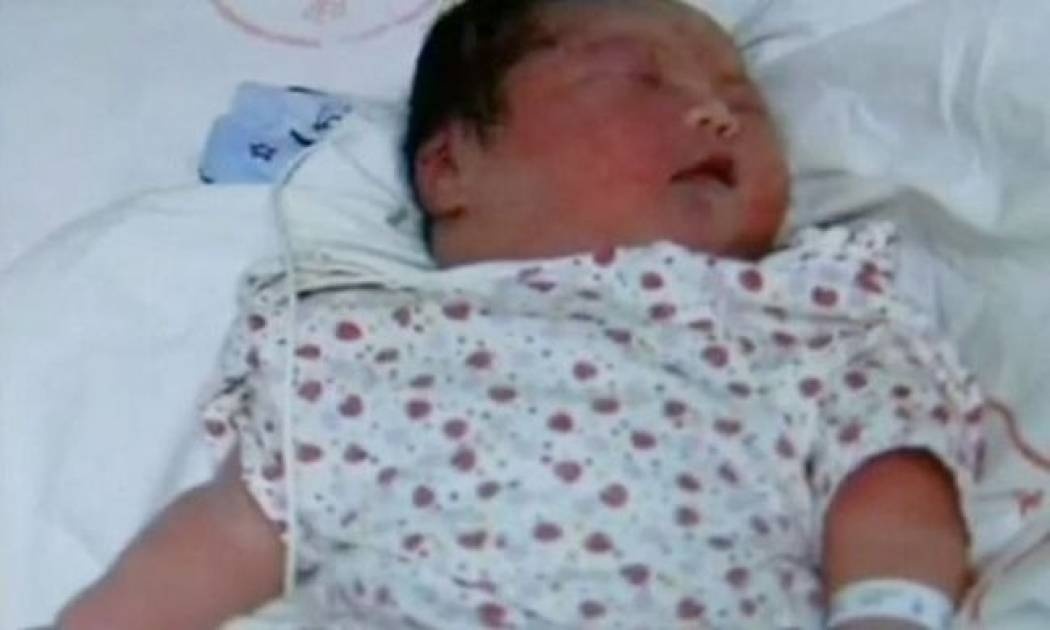 Απίστευτο! Δείτε το μωρό γίγας που γεννήθηκε 6 κιλά! (βίντεο)
