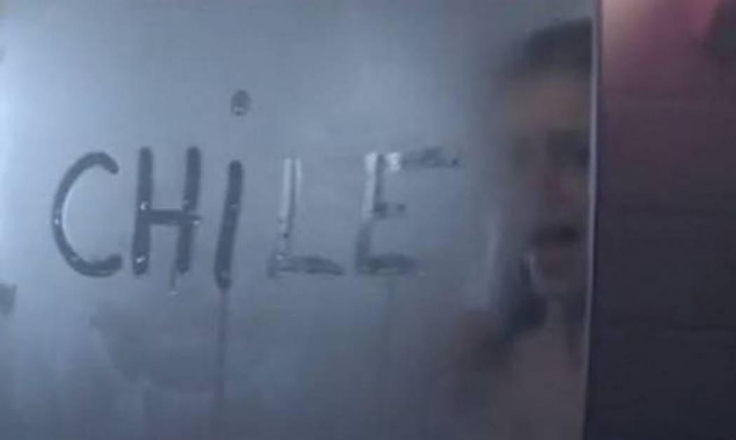 Μουντιάλ 2014: Γιατί ουρλιάζει μια γυμνή στο μπάνιο; (video)