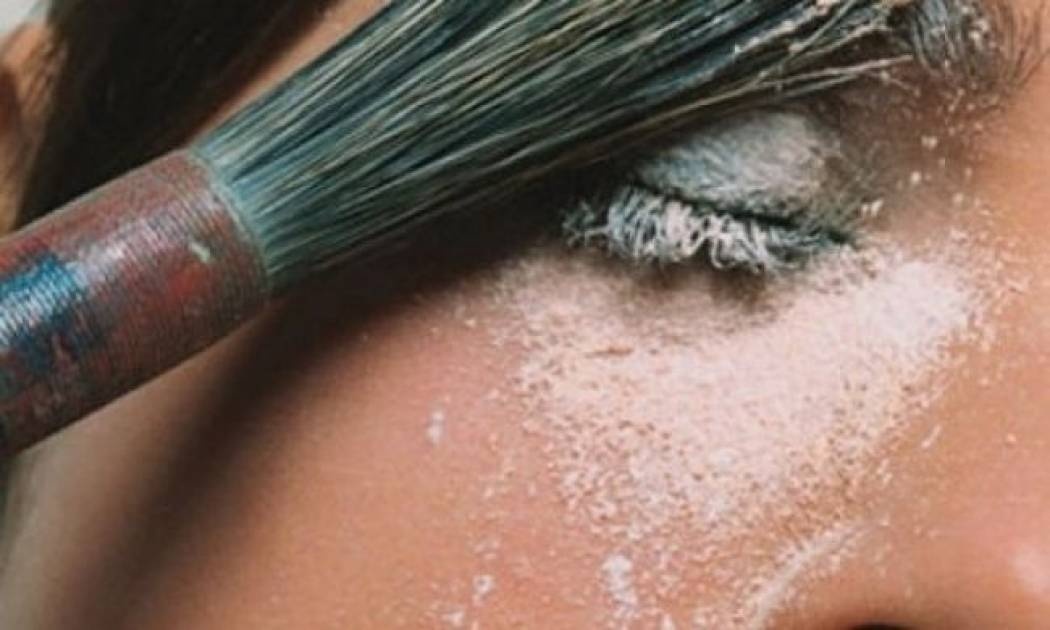 10 και να καίνε! Αυτά είναι τα μεγαλύτερα λάθη στο μακιγιάζ που μας προσθέτουν χρόνια