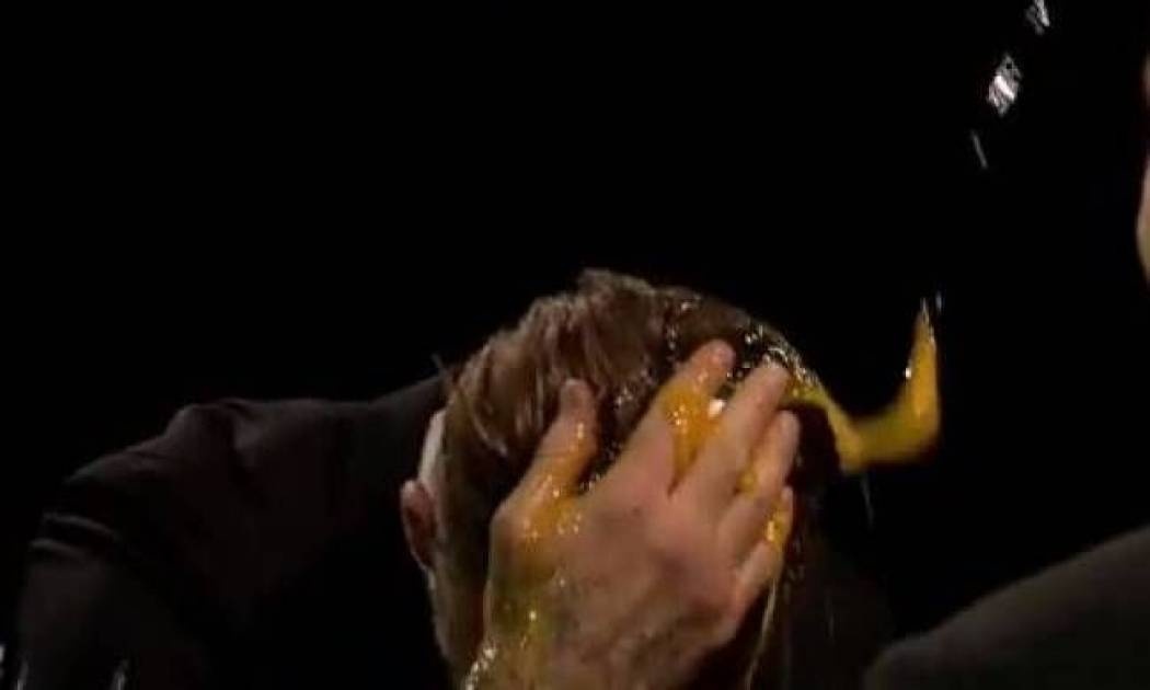 «Τσαλακώθηκε» ο Μπέκαμ: Δείτε γιατί έσπασε αυγά στο κεφάλι του (vid)