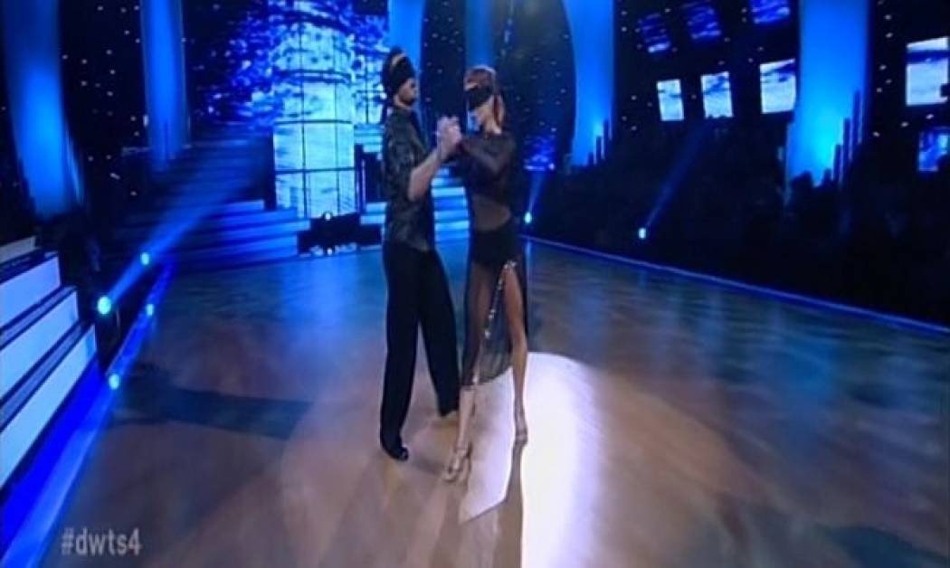 Κατερίνα Στικούδη: Χόρεψε ρούμπα με κλειστά μάτια