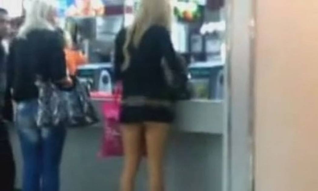 Video: Γνωστό μοντέλο πήγε για burger αλλά ξέχασε να φορέσει… βρακάκι (Nassos blog)