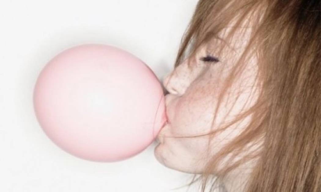 Κόλλησε τσίχλα στο αγαπημένο σας ρούχο; Ιδού η λύση!