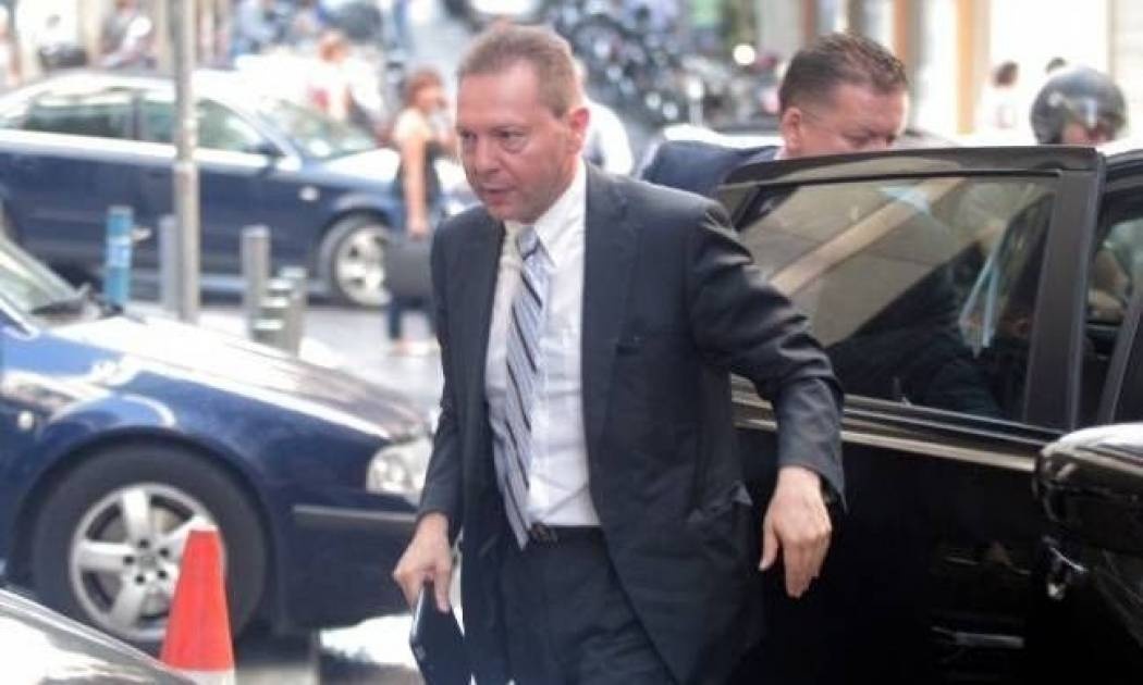 Με το ζόρι στο υπηρεσιακό αυτοκίνητο ο Στουρνάρας