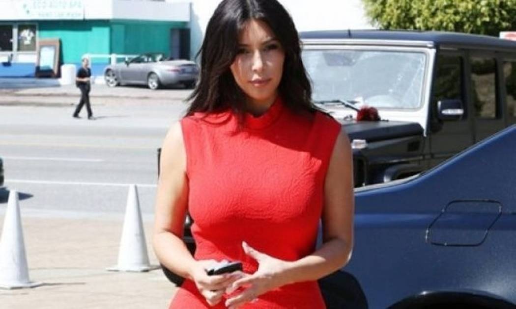 Η Kim Kardashian και το κατακόκκινο φόρεμά της