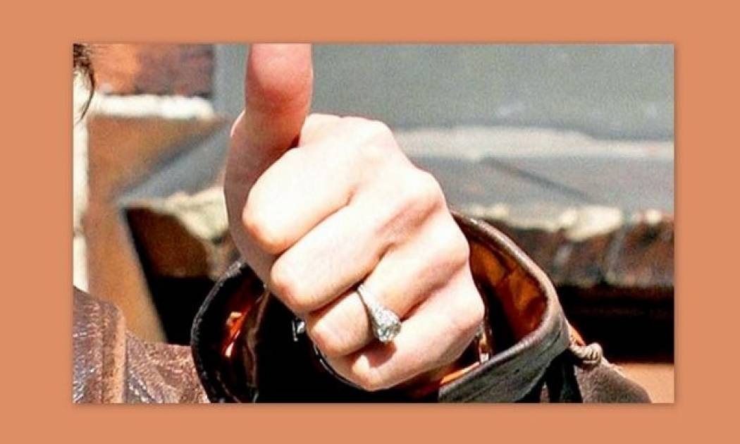 Αντί να φοράει το μονόπετρο η αρραβωνιαστικιά του, το φοράει εκείνος!